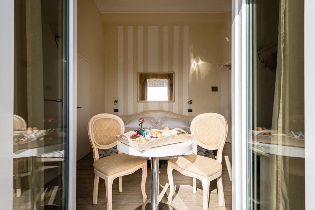 Hotel London Viareggio Buitenkant foto