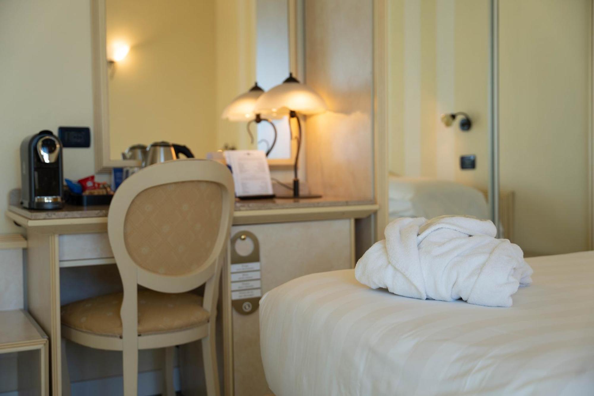 Hotel London Viareggio Buitenkant foto