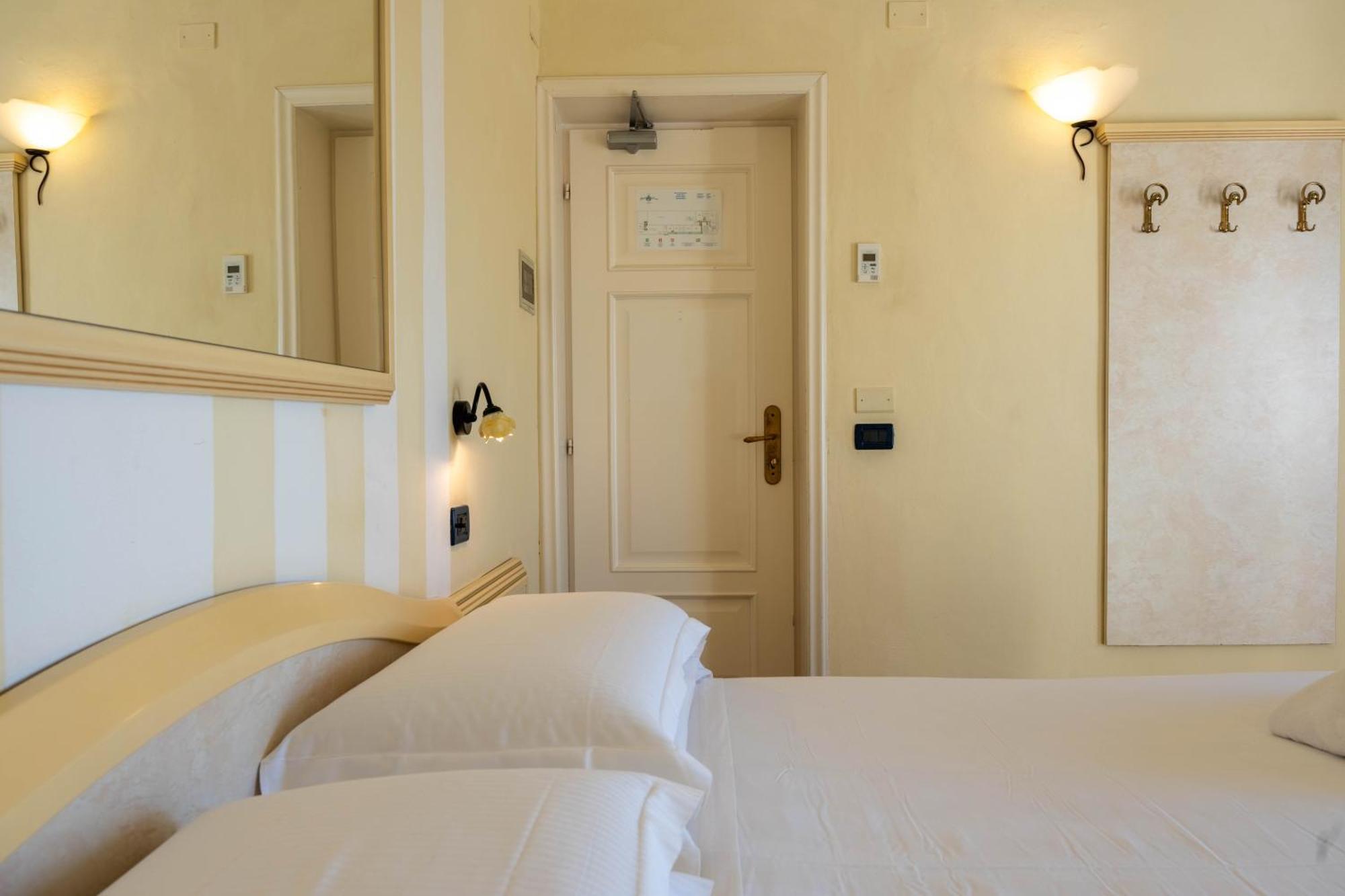 Hotel London Viareggio Buitenkant foto
